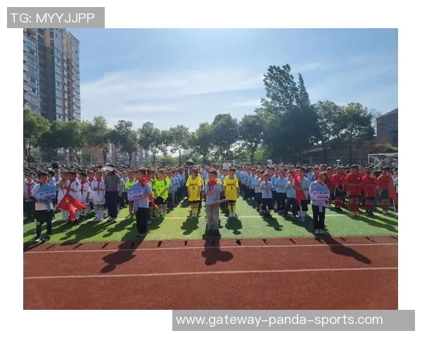 小学足球赛精彩纷呈学生们在绿茵场上展现青春风采与团队精神 小学足球赛精彩纷呈学生们在绿茵场上展现青春风采与团队精神